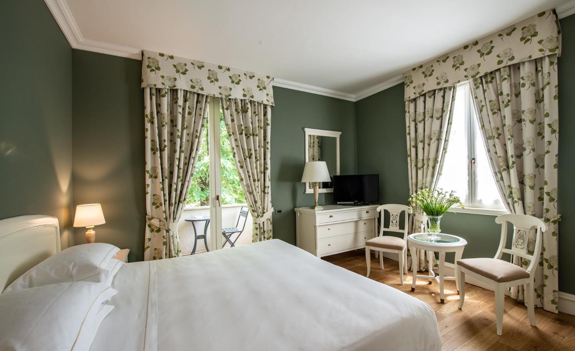 Deluxe Double Room Balcony,1536921079:JPEG
